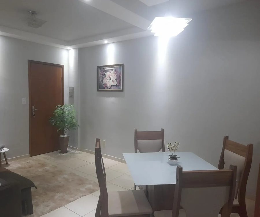 Sala antes do projeto, com paredes lisas e mesa de jantar